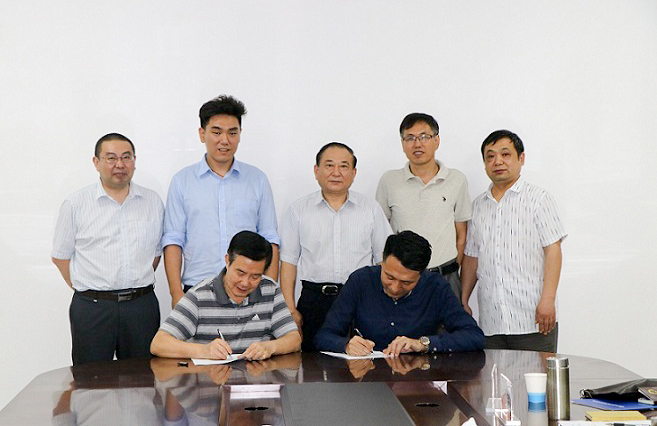 与英国哈德瑟菲尔德大学签署合作协议