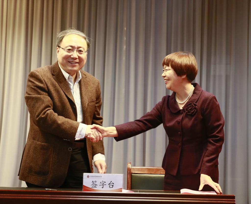 校党委书记穆瑞杰与院系党总支书记签订党风廉政建设目标责任书