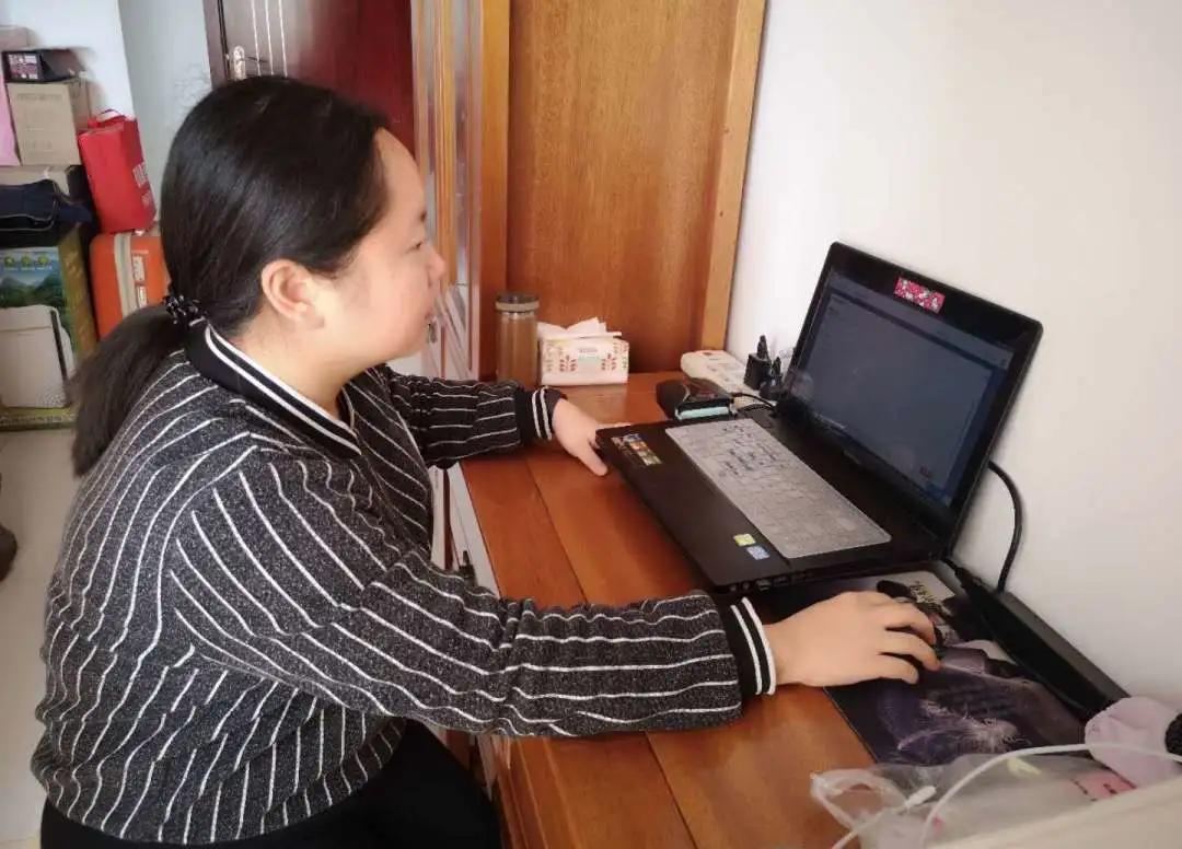 辅导员黄润芸通过辅导猫查看学生每日身心健康填写情况