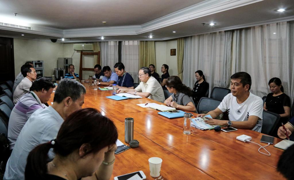 校党委书记穆瑞杰参加第一小组学习交流