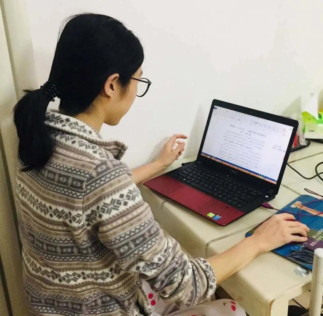 辅导员段欢欢正在推送疫情期间学院'最美青春人'系列新闻稿件