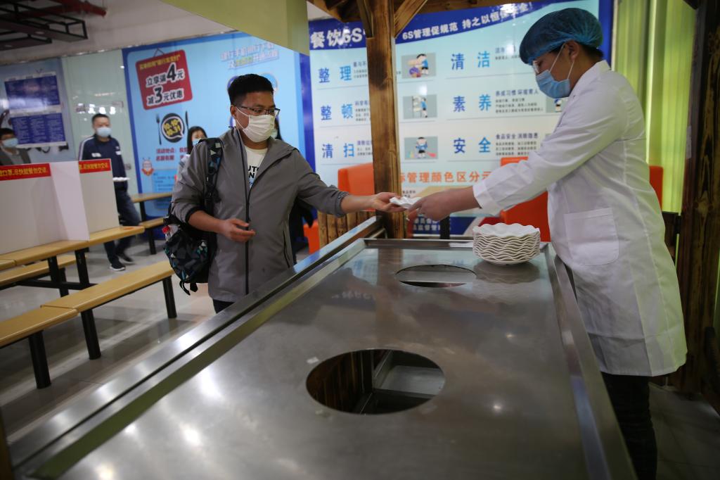 餐厅就餐保持安全距离