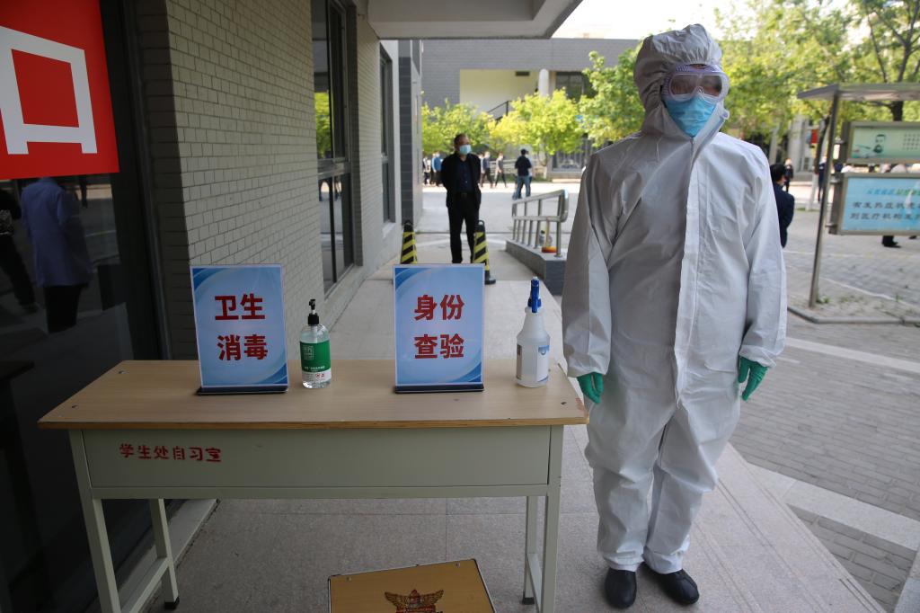 进入宿舍前查验身份卫生消毒