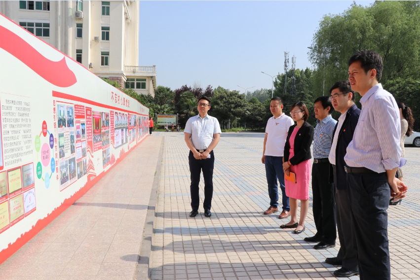 参观共青团工作展示墙