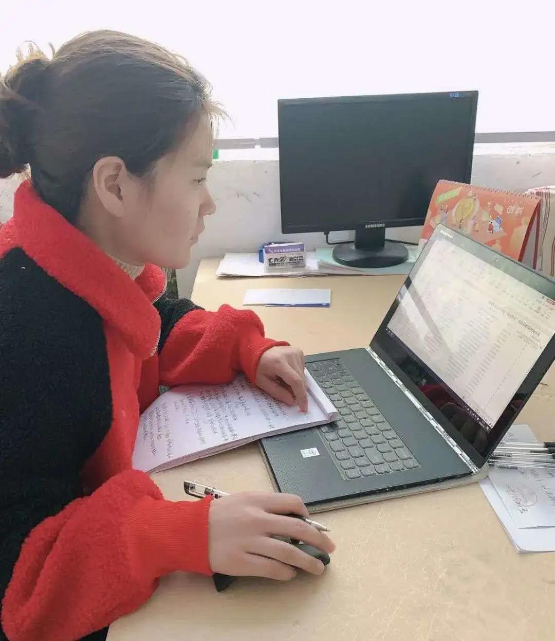 辅导员张晨景在统计学生信息