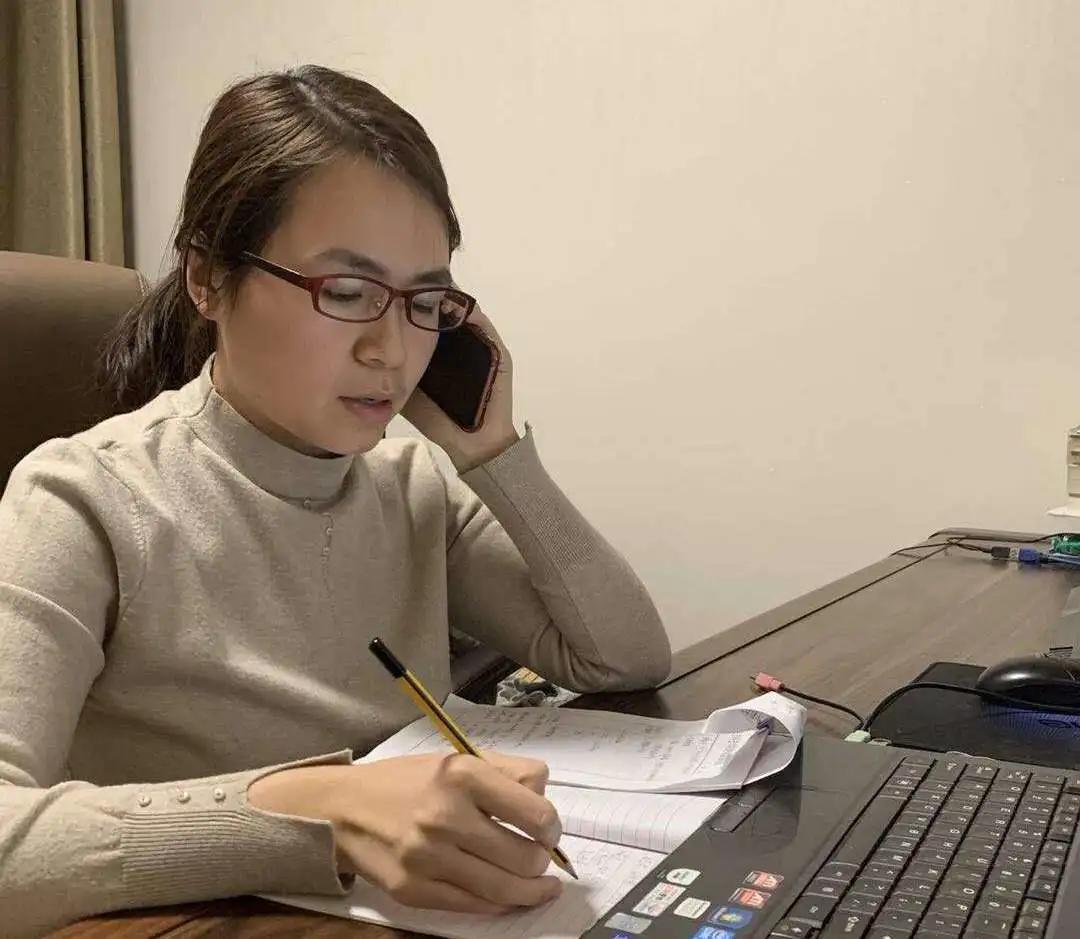 辅导员杨涛及时了解学生健康信息表,关心异常学生动态