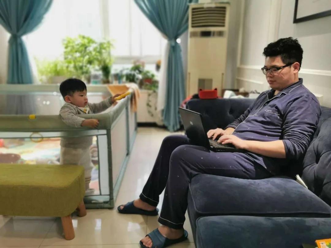 辅导员王雪冰组织学生准备主席诗词'11vs300'比赛,用积极的心态打赢战“疫”