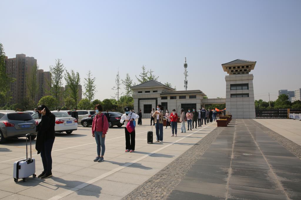 排队间隔1米进入校园