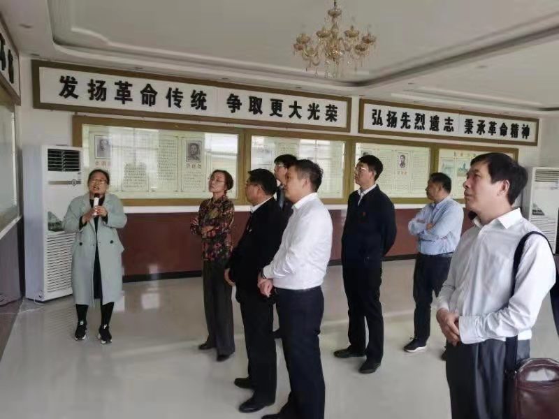 在革命烈士纪念馆缅怀革命先烈