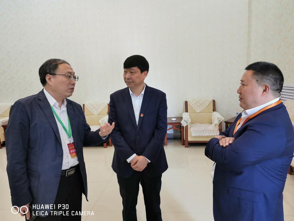 穆瑞杰与和田地委委员、行署副专员张玉宝沟通产业规划,技术合作