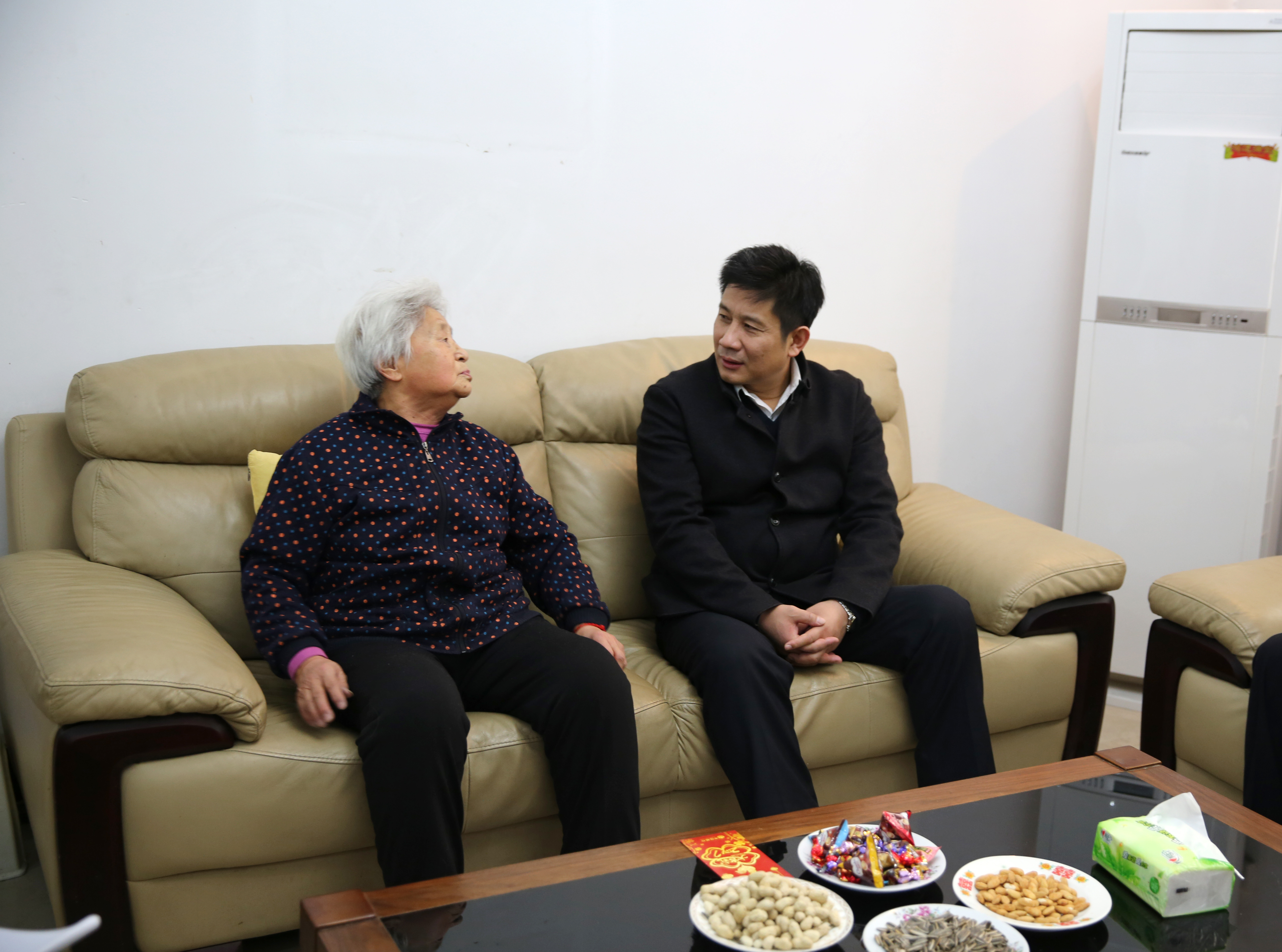 看望老领导遗孀(四)