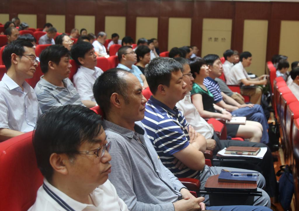 师生认真聆听报告