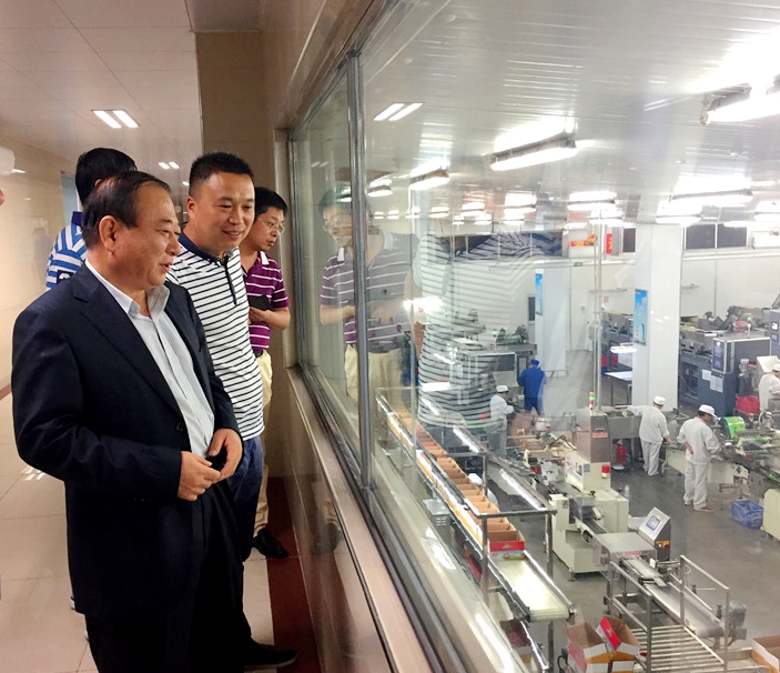 参观生产车间
