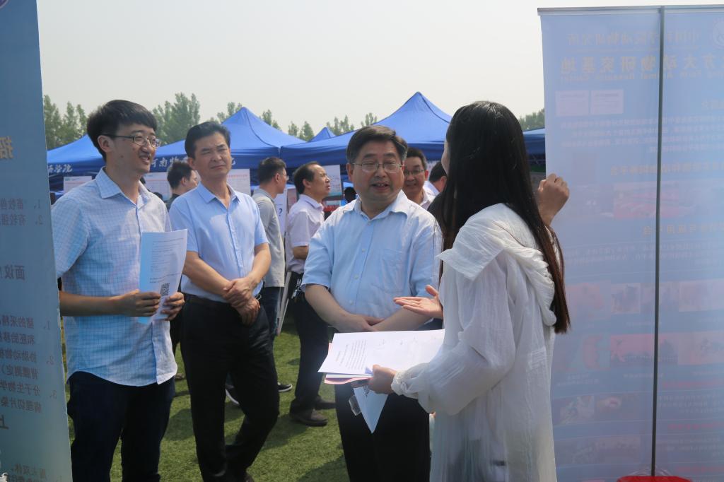 校领导与用人单位亲切交流