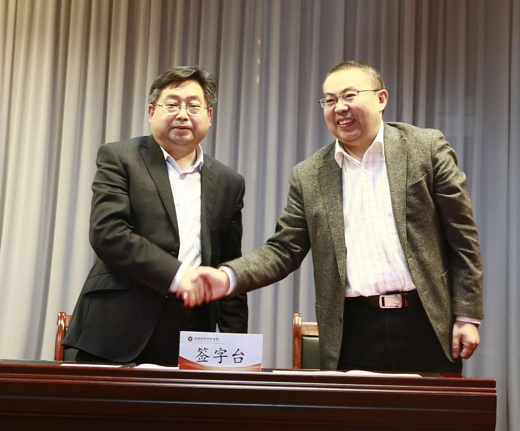 校长罗士喜与院长签订党风廉政建设目标责任书