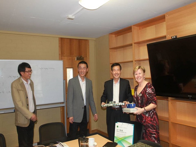 李明中校长在新英格兰大学签署教育合作备忘录