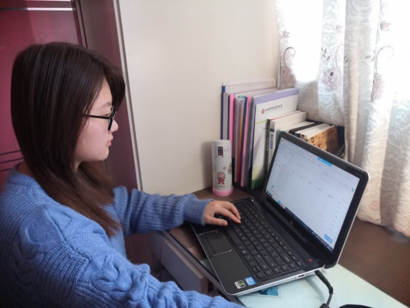 辅导员张欣查看辅导猫签到情况,与学生家长联系,及时了解学生动向