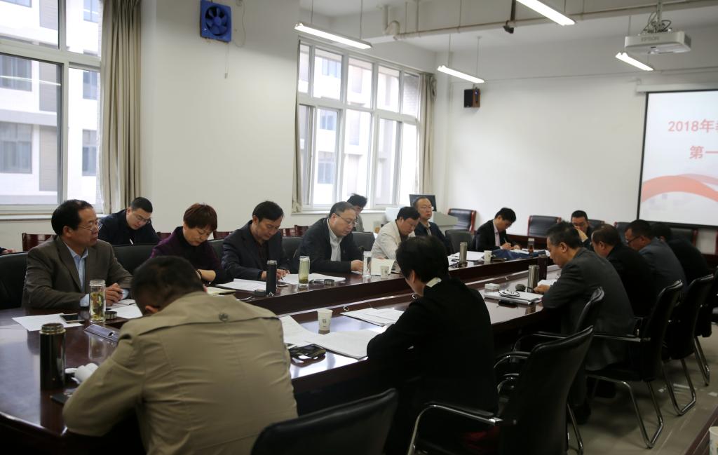 校党委书记穆瑞杰参加第一组讨论