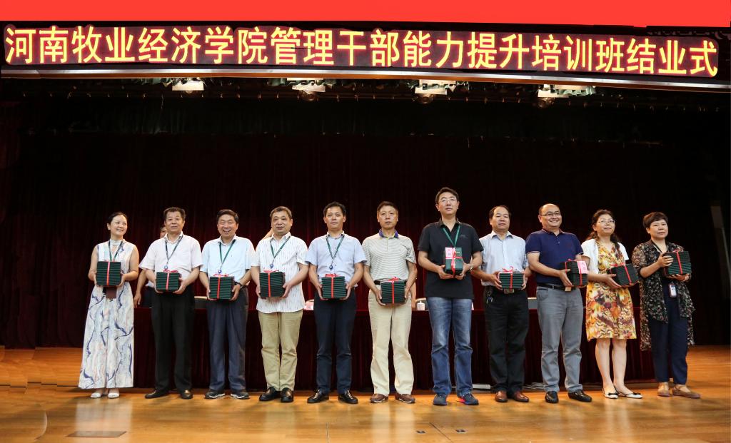 各组代表上台领取结业证