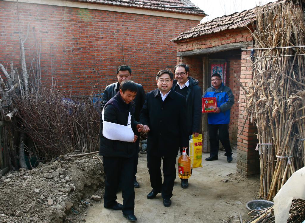 看望慰问贫困户