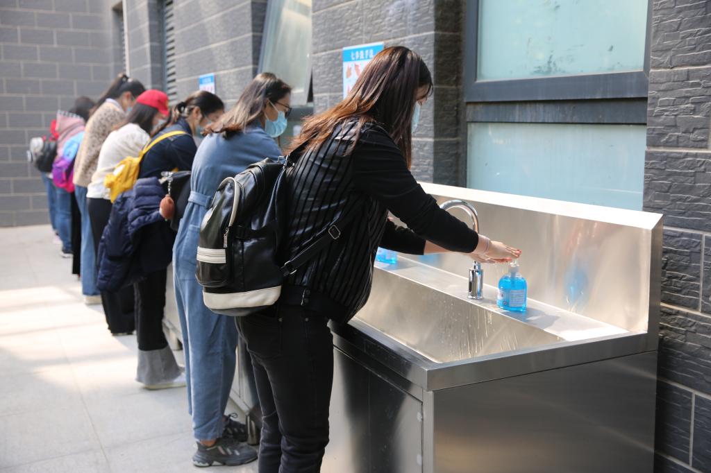 模拟进入食堂前先洗手