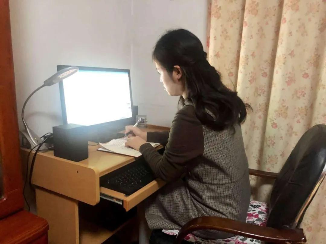 辅导员付慧婕查看辅导猫签到情况