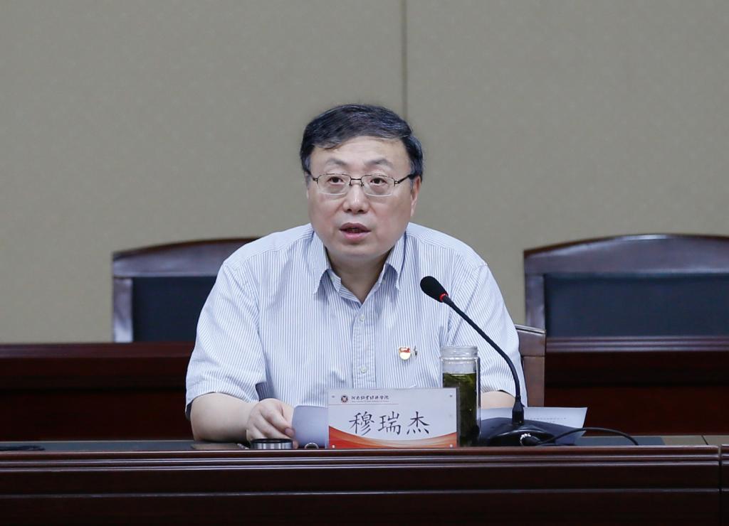 校党委书记穆瑞杰主持宣讲活动