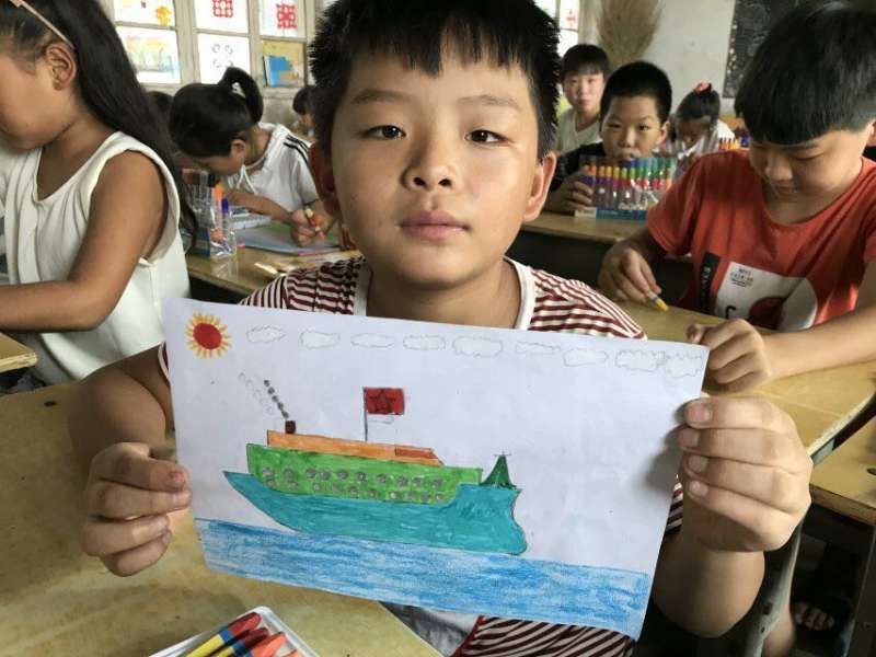 孩子们自己动手画画