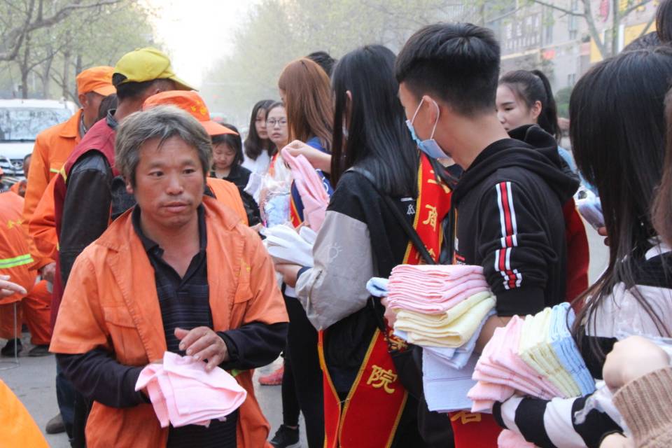 为环卫工人赠送毛巾