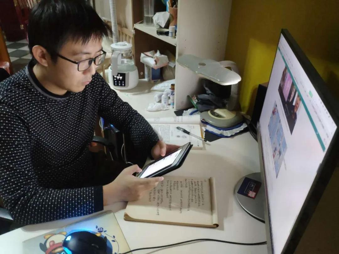 辅导员彭勃查看战'疫'工作日志