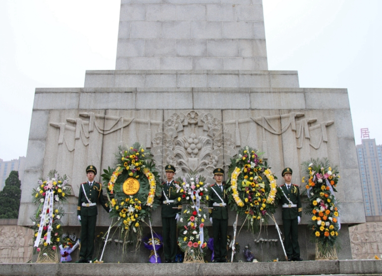 向烈士纪念碑献花圈