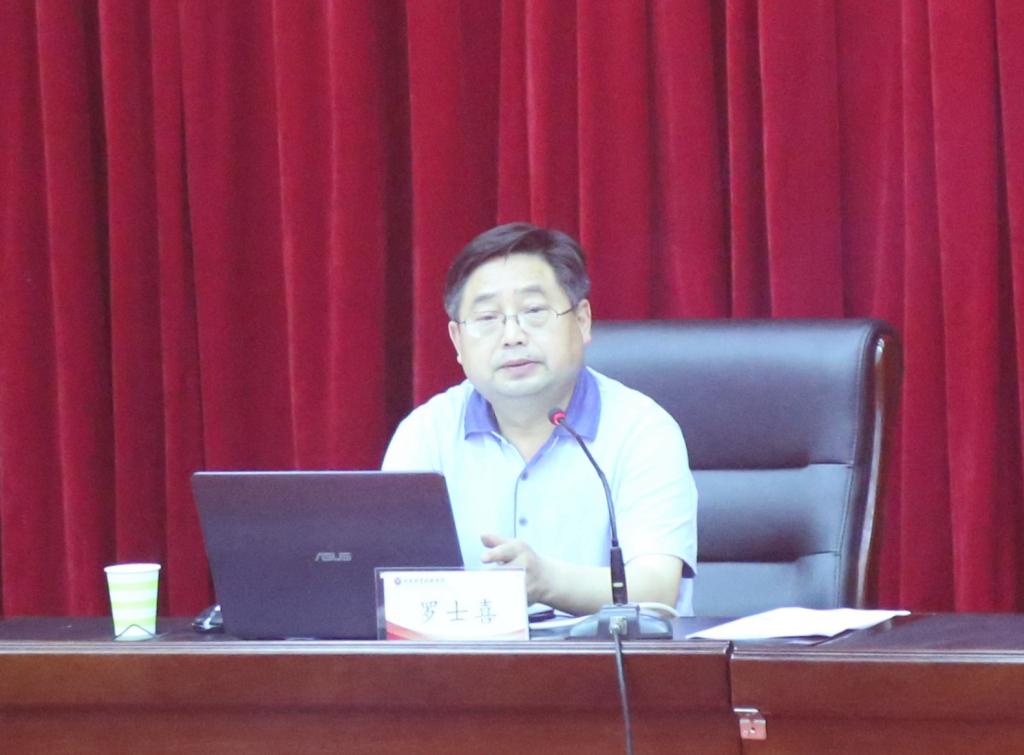 校长罗士喜为师生作报告
