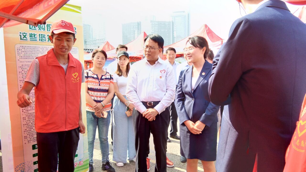 志愿者向团省委书记王艺介绍威尼斯官网质量学社